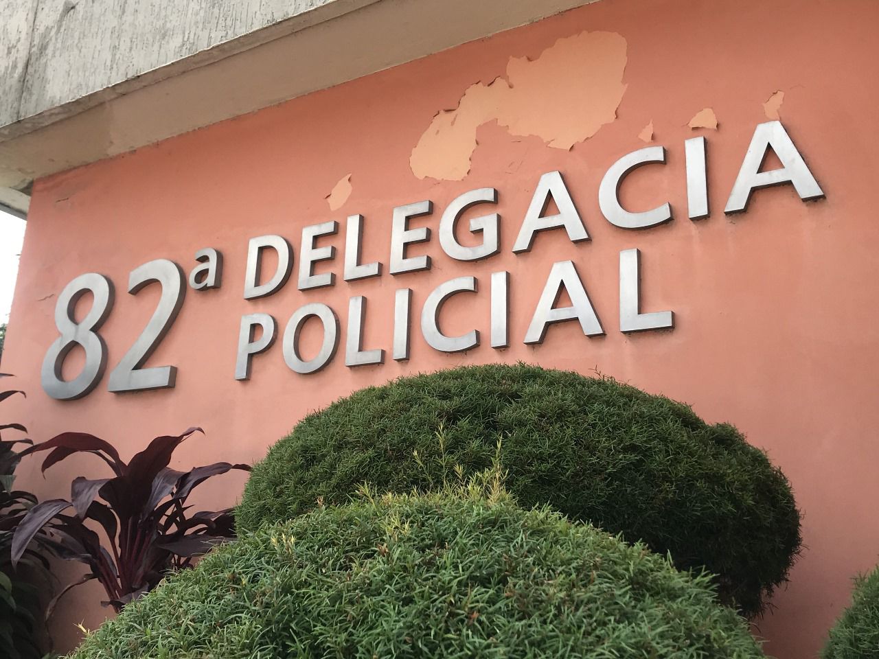 Policial reage a abordagem e enfrenta criminosos em Maricá