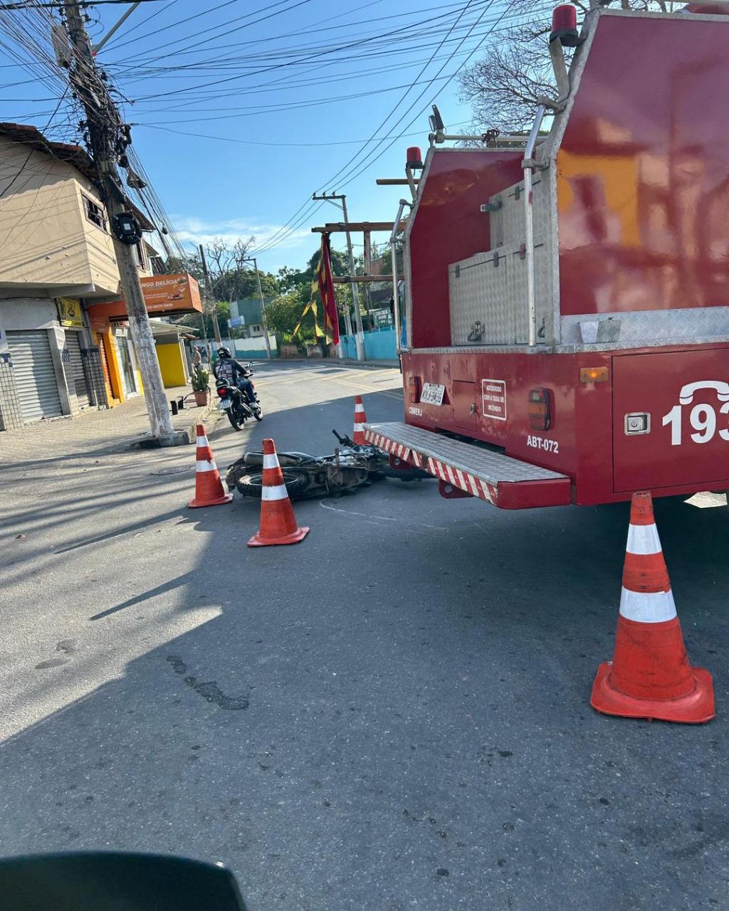 Saquarema: acidente entre ônibus e moto deixa homem ferido