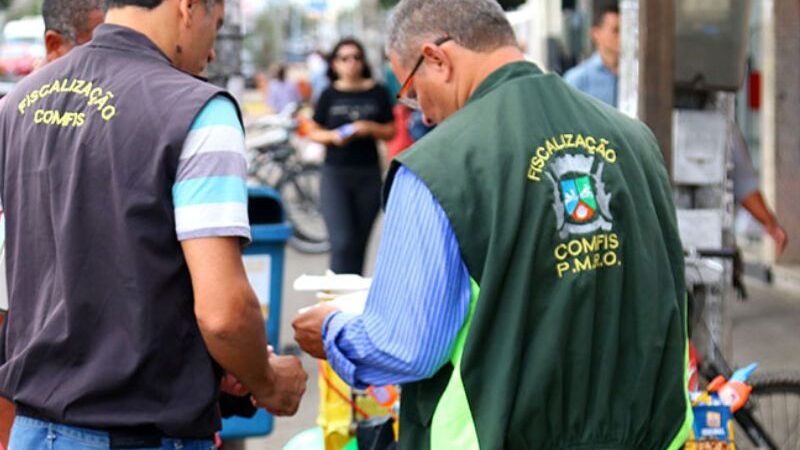 Equipe da Comfis multa comércio na orla do Centro em Rio das Ostras