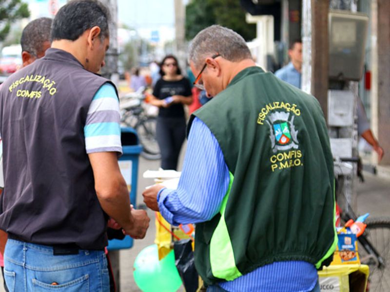 Equipe da Comfis multa comércio na orla do Centro em Rio das Ostras