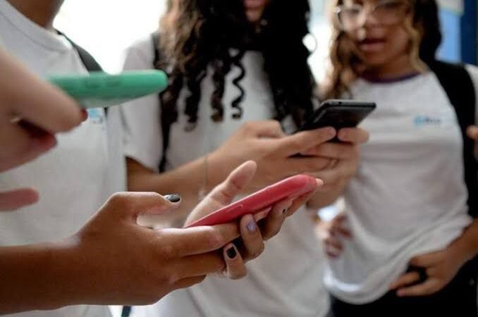 Escolas municipais de Arraial do Cabo terão normas para uso de celulares