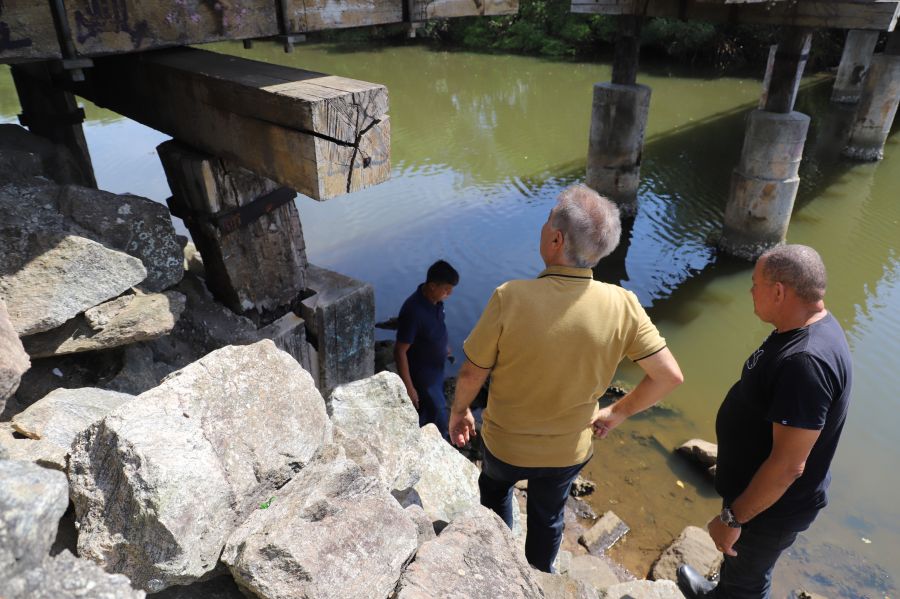 Prefeitura começa obras de reparação da Ponte de Madeira, em Rio das Ostras