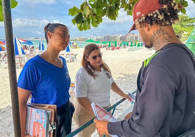 Fiscalização do Procon Cabo Frio orienta barracas da Praia do Forte sobre normas comerciais