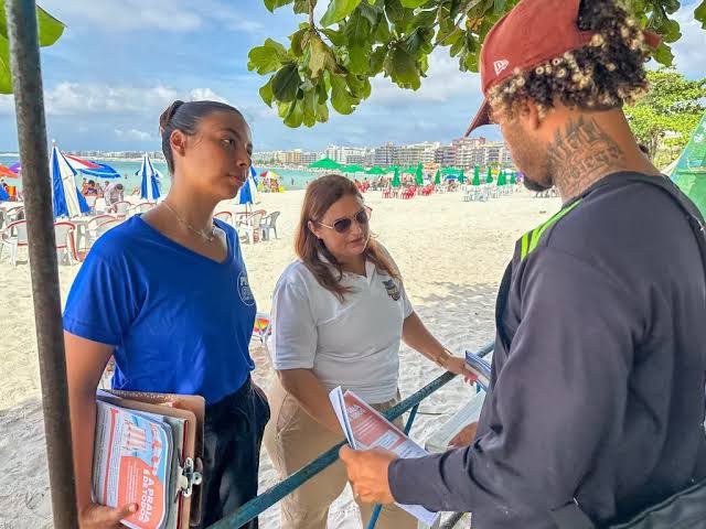 Fiscalização do Procon Cabo Frio orienta barracas da Praia do Forte sobre normas comerciais