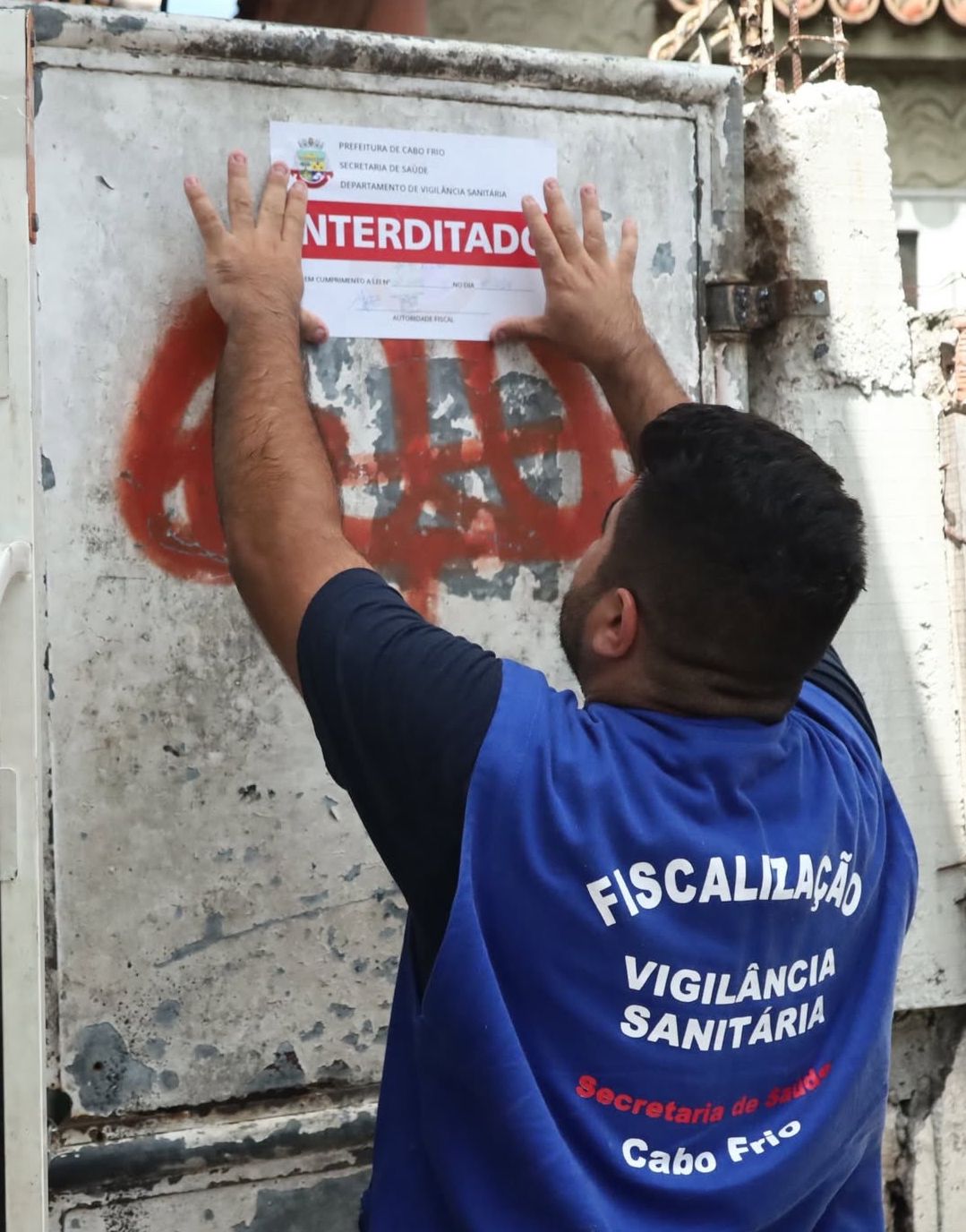 Interdição de lanchonete em Cabo Frio ocorre por irregularidades sanitárias e desorganização.