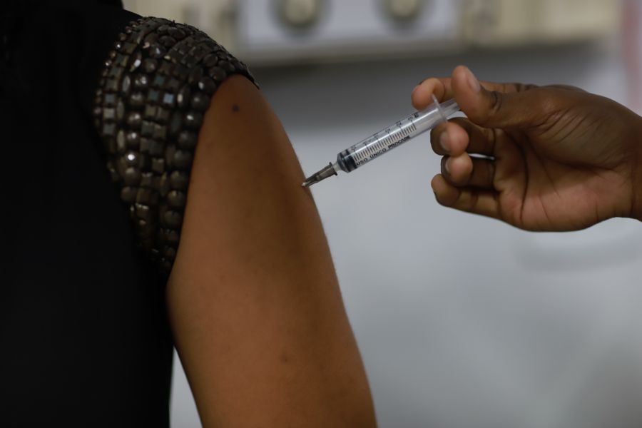 Município recebe novas doses e vacina população a partir de 12 anos contra Covid