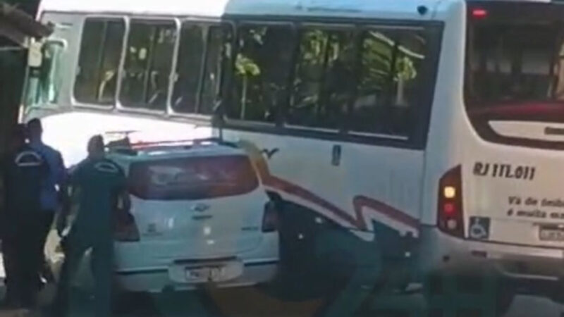 Táxi tenta ultrapassar ônibus na contramão e provoca acidente em Arraial do Cabo