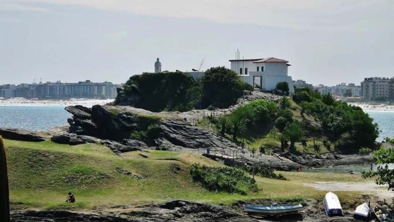 Chamas atingem vegetação no Forte São Mateus, mas monumento não é afetado