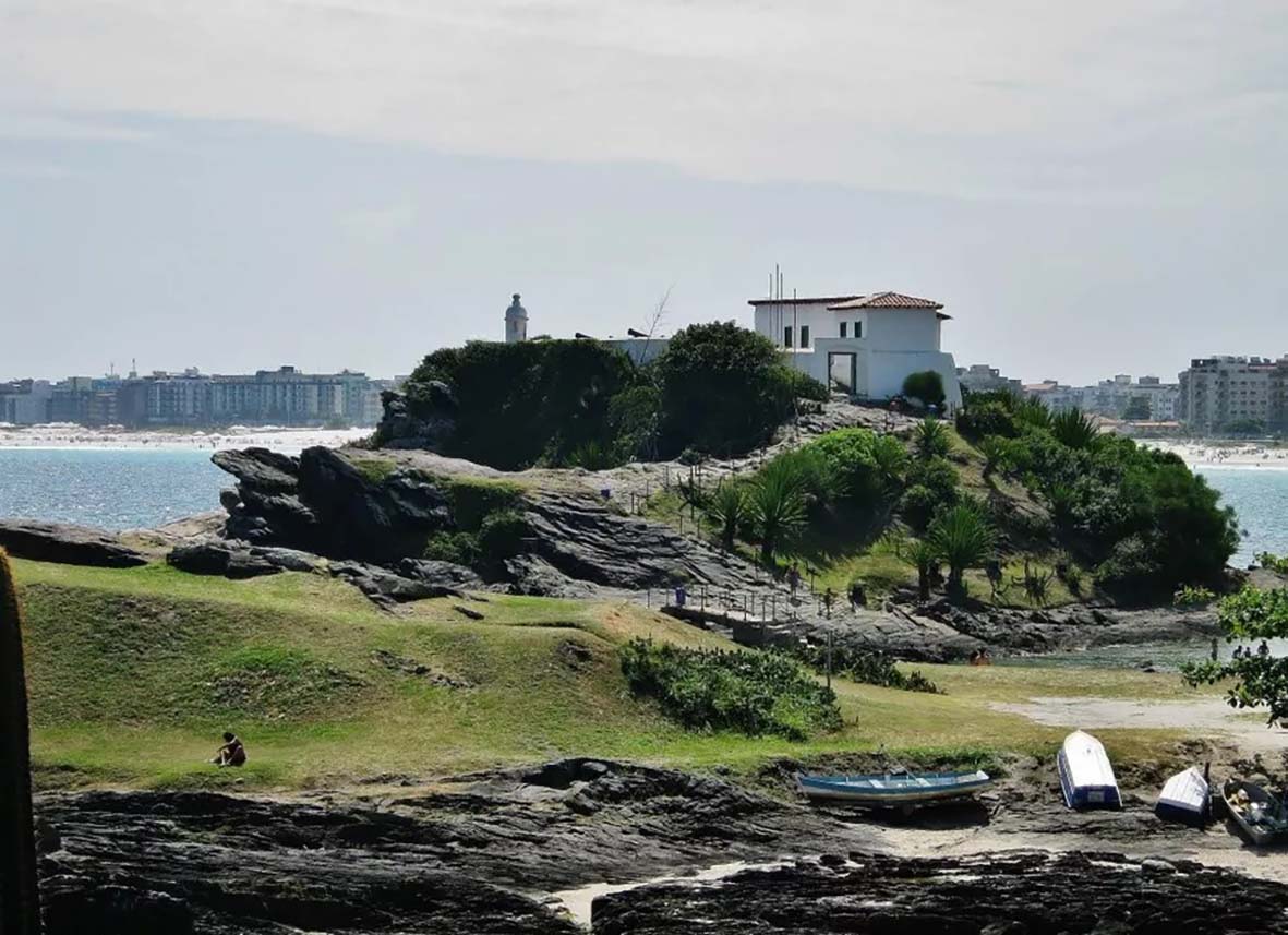 Chamas atingem vegetação no Forte São Mateus, mas monumento não é afetado