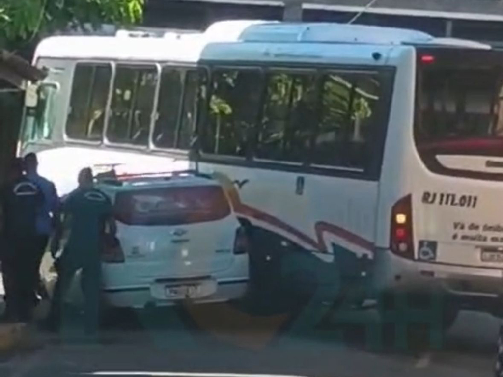 Táxi tenta ultrapassar ônibus na contramão e provoca acidente em Arraial do Cabo