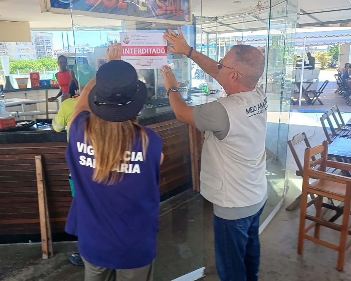 Irregularidades sanitárias fecham dois quiosques na Praia do Forte em Cabo Frio