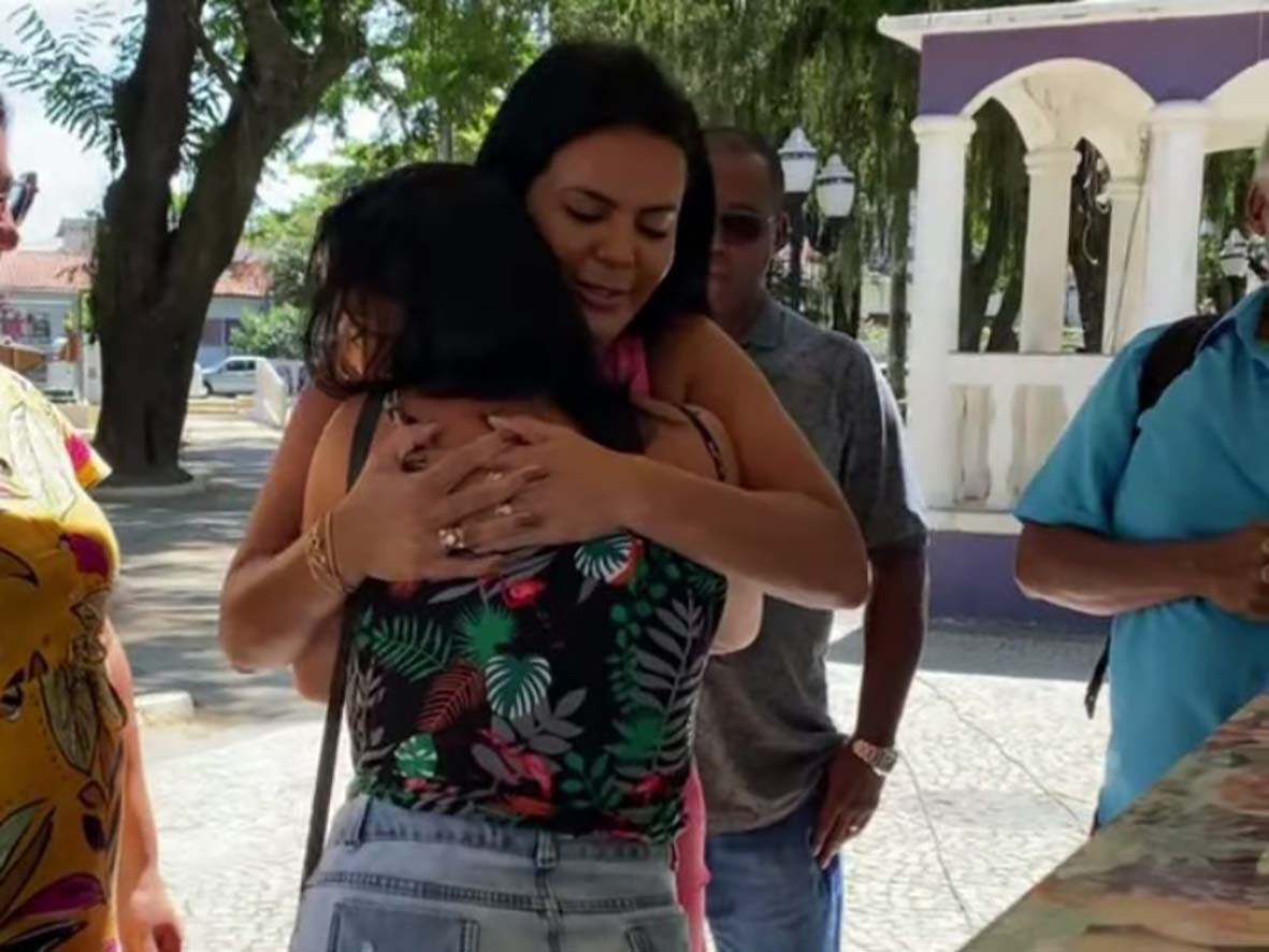 Prefeita Maira Figueiredo recebe o carinho da população em visita à feira de Silva Jardim