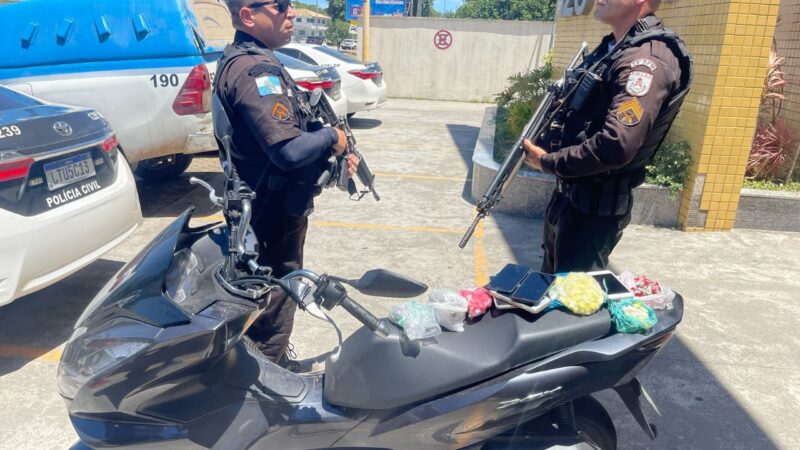 Polícia pega 10 pessoas e encontra drogas após denúncias em Rio das Ostras nessa quinta, 20