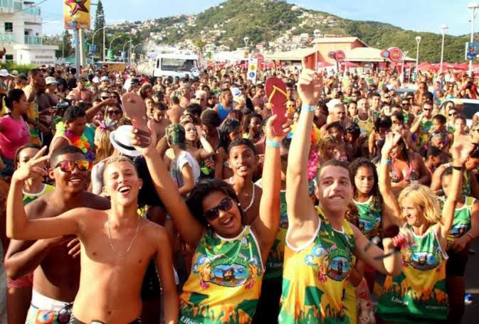 Carnaval de Arraial do Cabo 2025 apresenta blocos, shows e diversão para toda a família