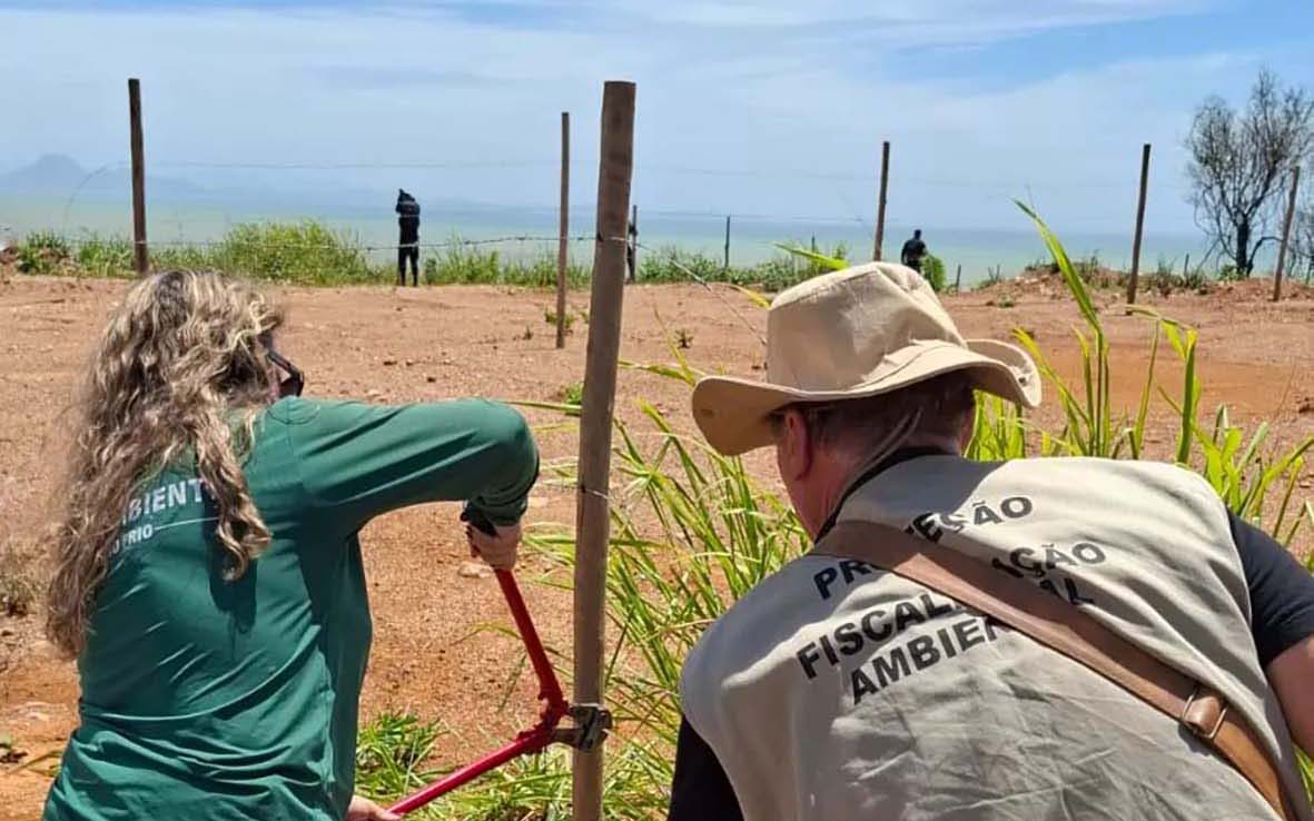 Operação em Cabo Frio embarga construções e combate desmatamento ilegal