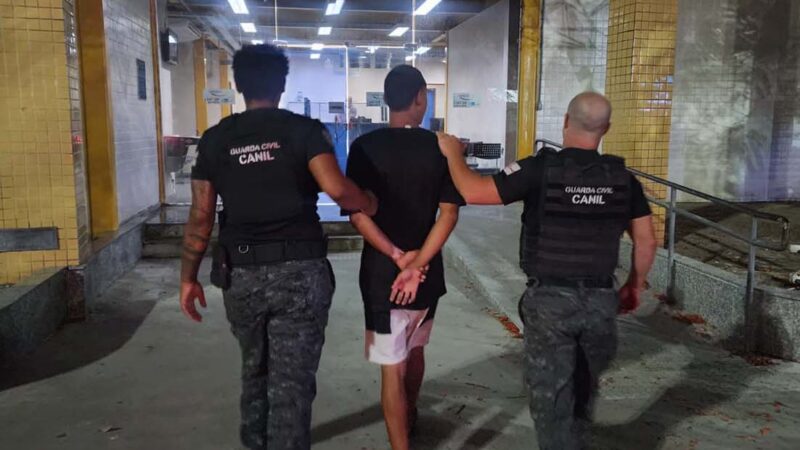 Ação do GOC resulta na prisão de homem procurado pela polícia em Arraial do Cabo