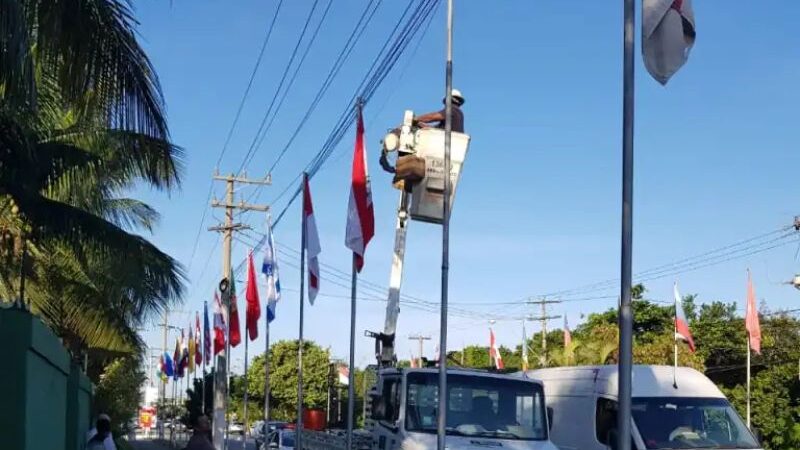 Búzios realiza troca das 50 bandeiras da Avenida José Bento Ribeiro Dantas