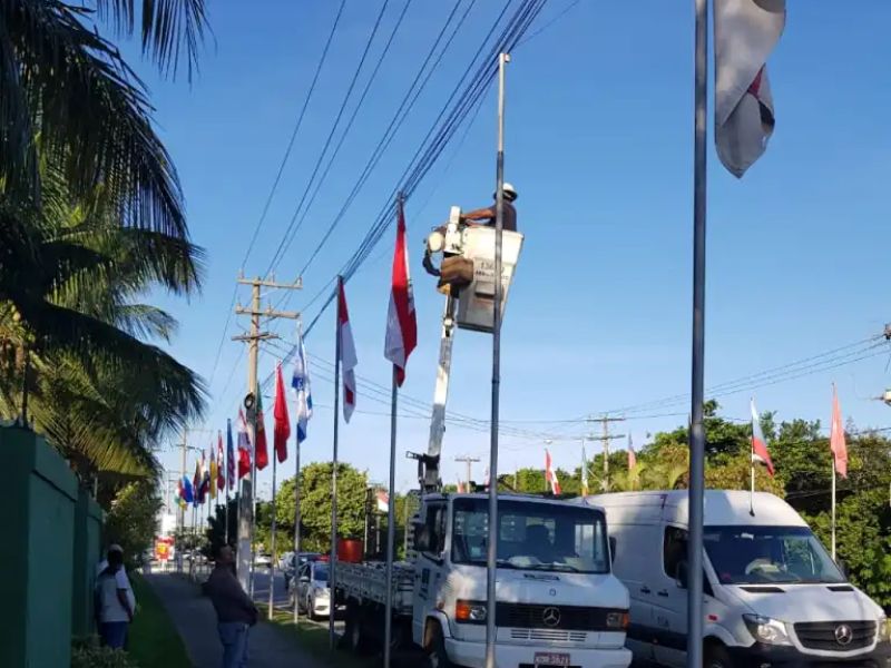 Búzios realiza troca das 50 bandeiras da Avenida José Bento Ribeiro Dantas