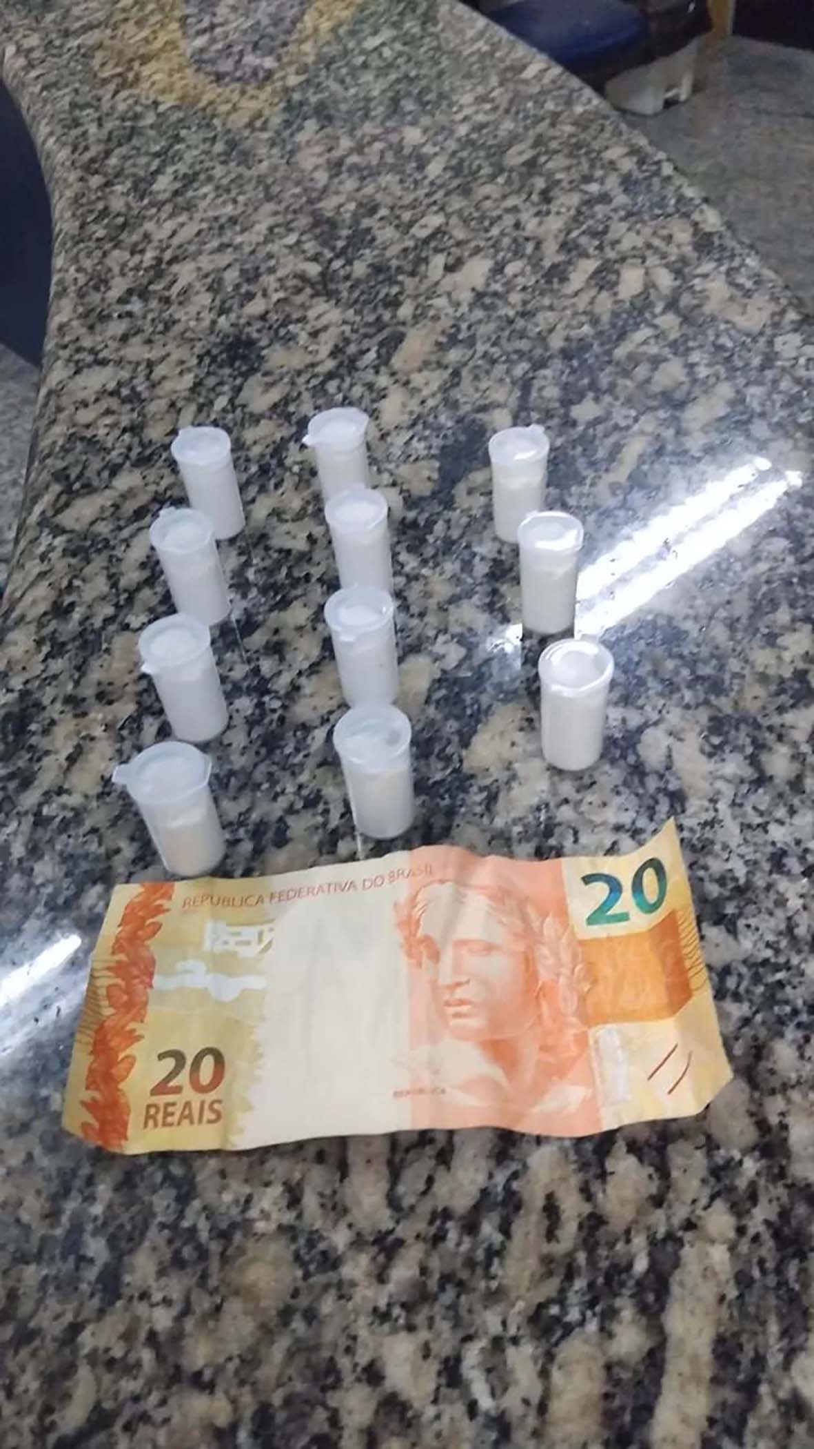 Em operação discreta, polícia captura traficante com 11 pinos de cocaína em Arraial do Cabo