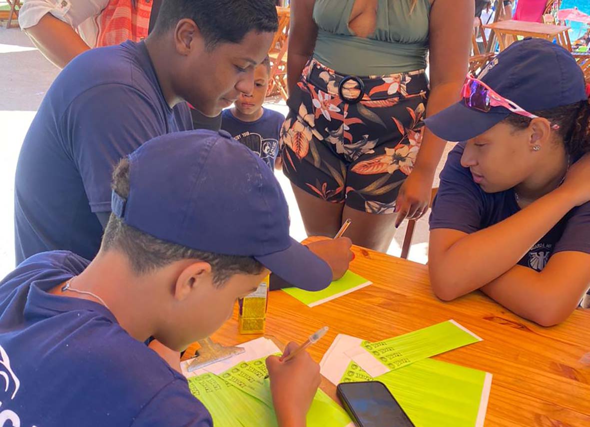  Ação de segurança em Arraial do Cabo distribui pulseiras de identificação para menores nas praias