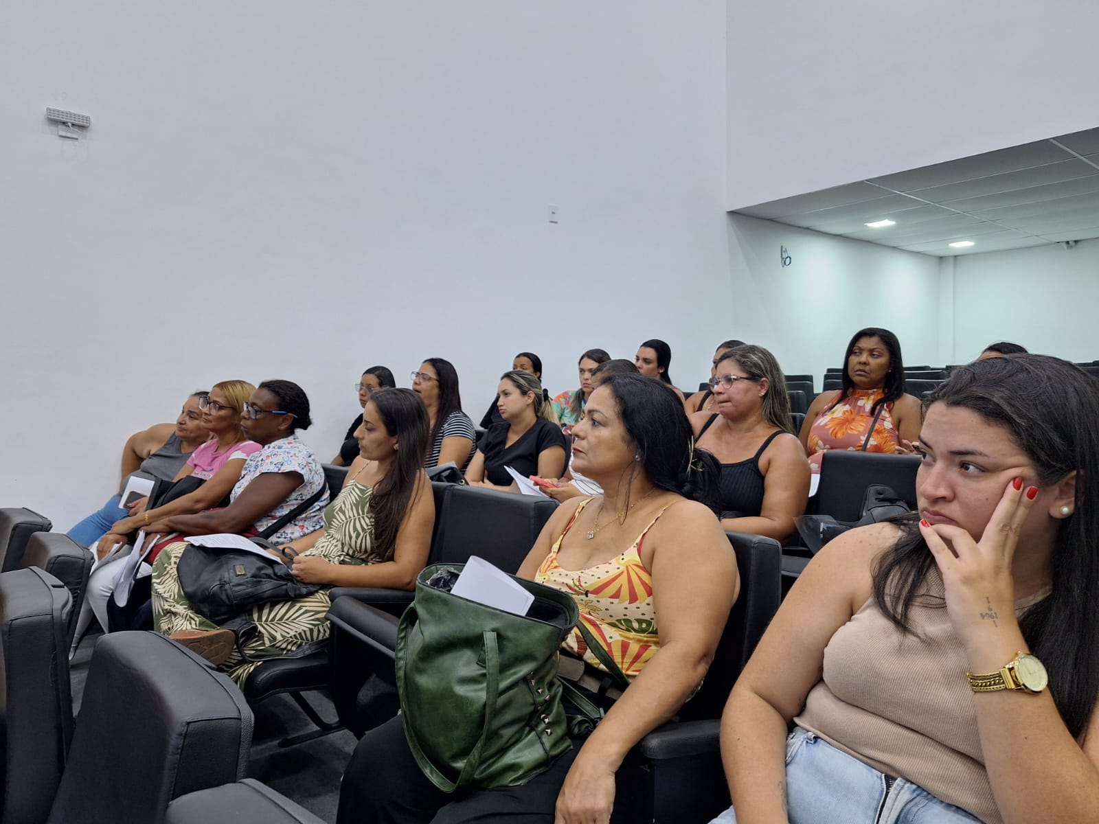 Reunião define medidas para aprimorar atendimento estudantil em Arraial do Cabo