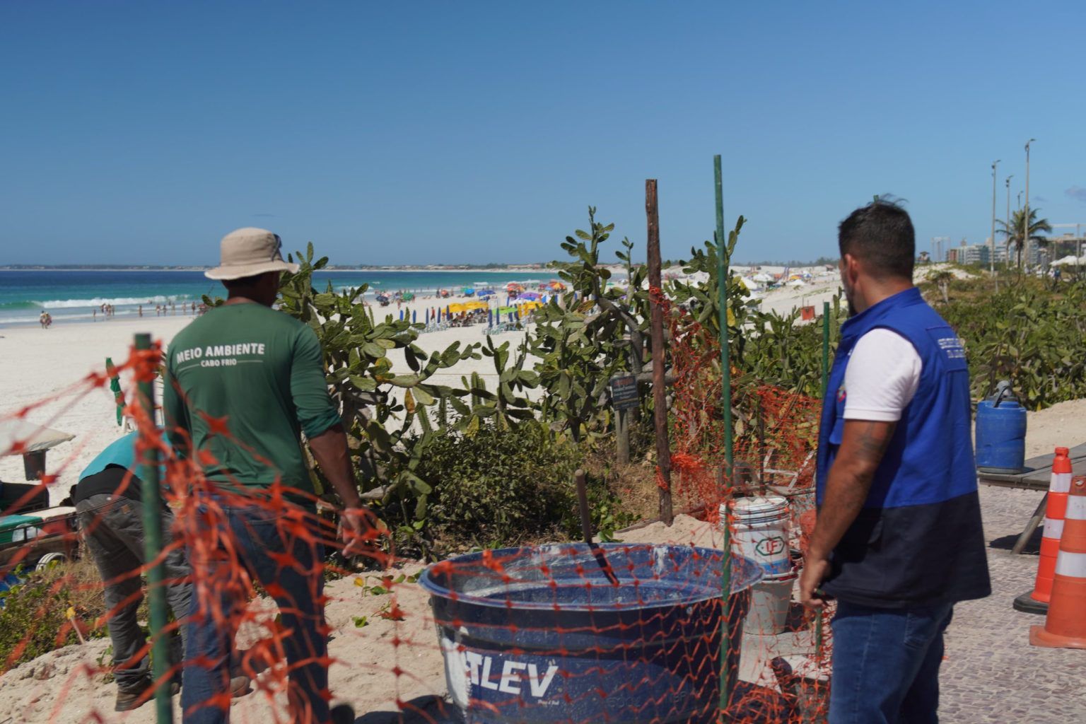 Intervenções na orla garantem conservação da restinga e acessibilidade segura em Cabo Frio