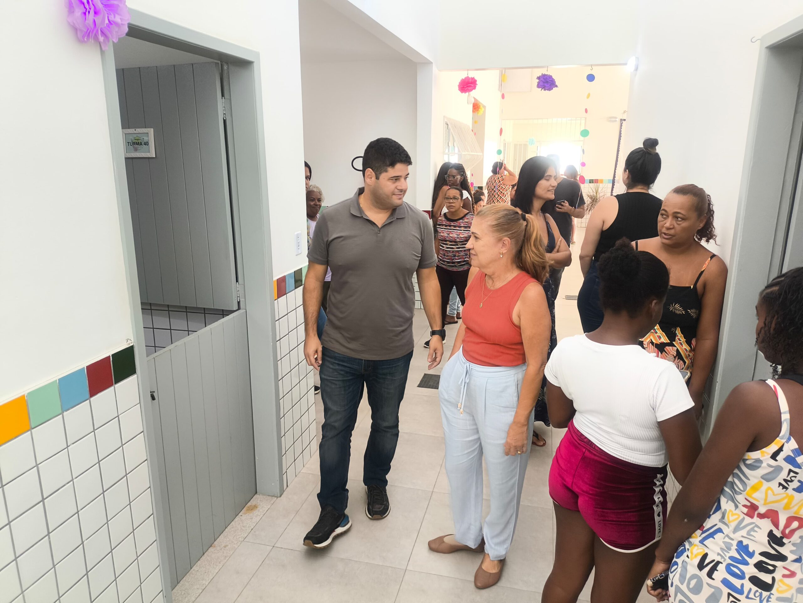 Gestores da Educação visitam escolas para acompanhar início do ano letivo em Arraial do Cabo