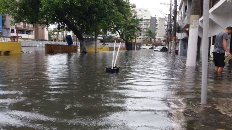 Desobstrução de canal busca solucionar problema crônico de alagamentos em Cabo Frio