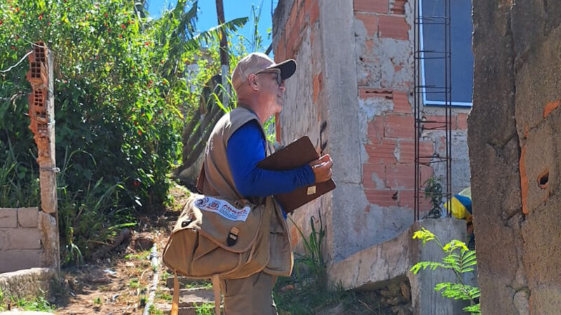 Vigilância Ambiental de Arraial do Cabo realiza mutirão contra o Aedes aegypti no Morro do Forno