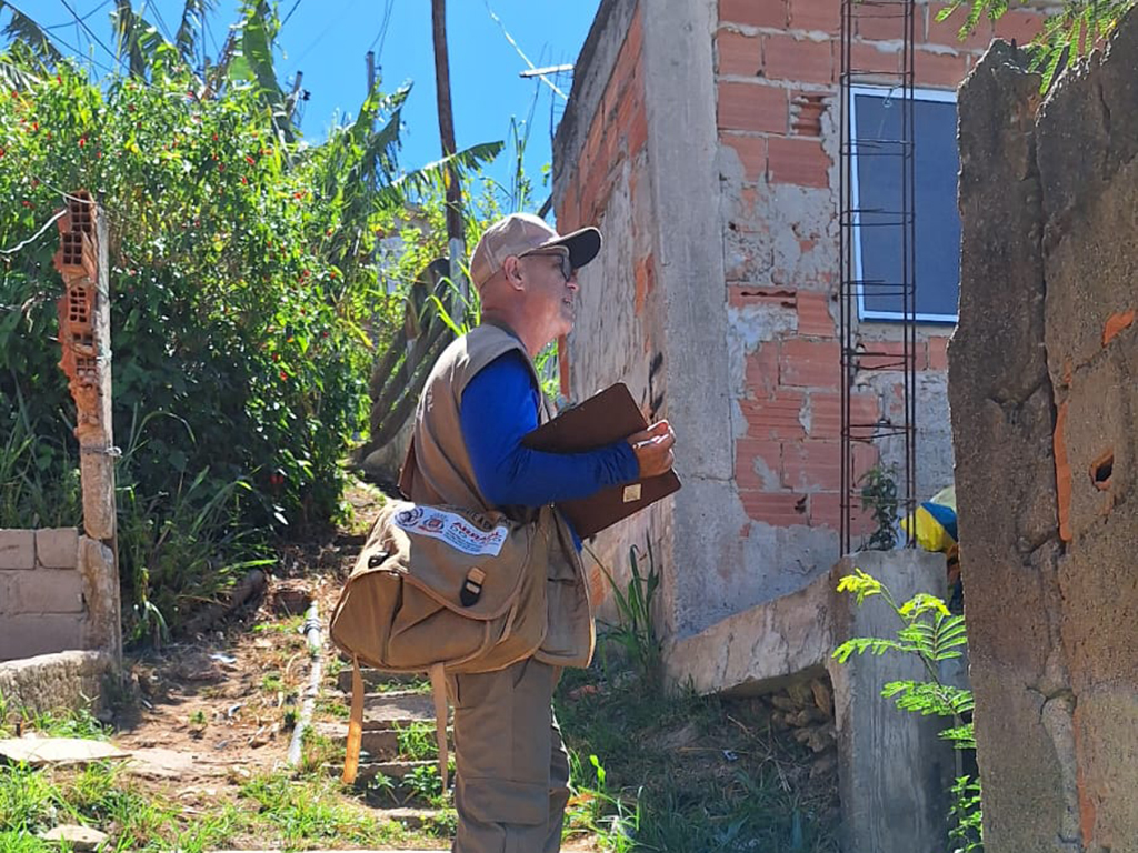 Vigilância Ambiental de Arraial do Cabo realiza mutirão contra o Aedes aegypti no Morro do Forno