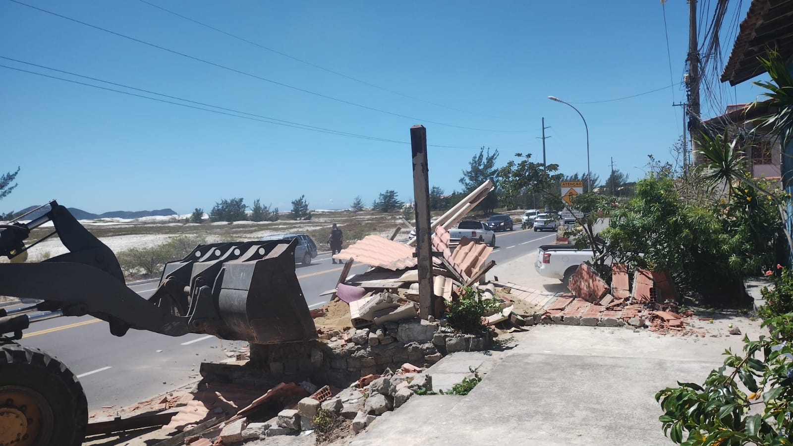 Construções irregulares são removidas de área de preservação em Cabo Frio