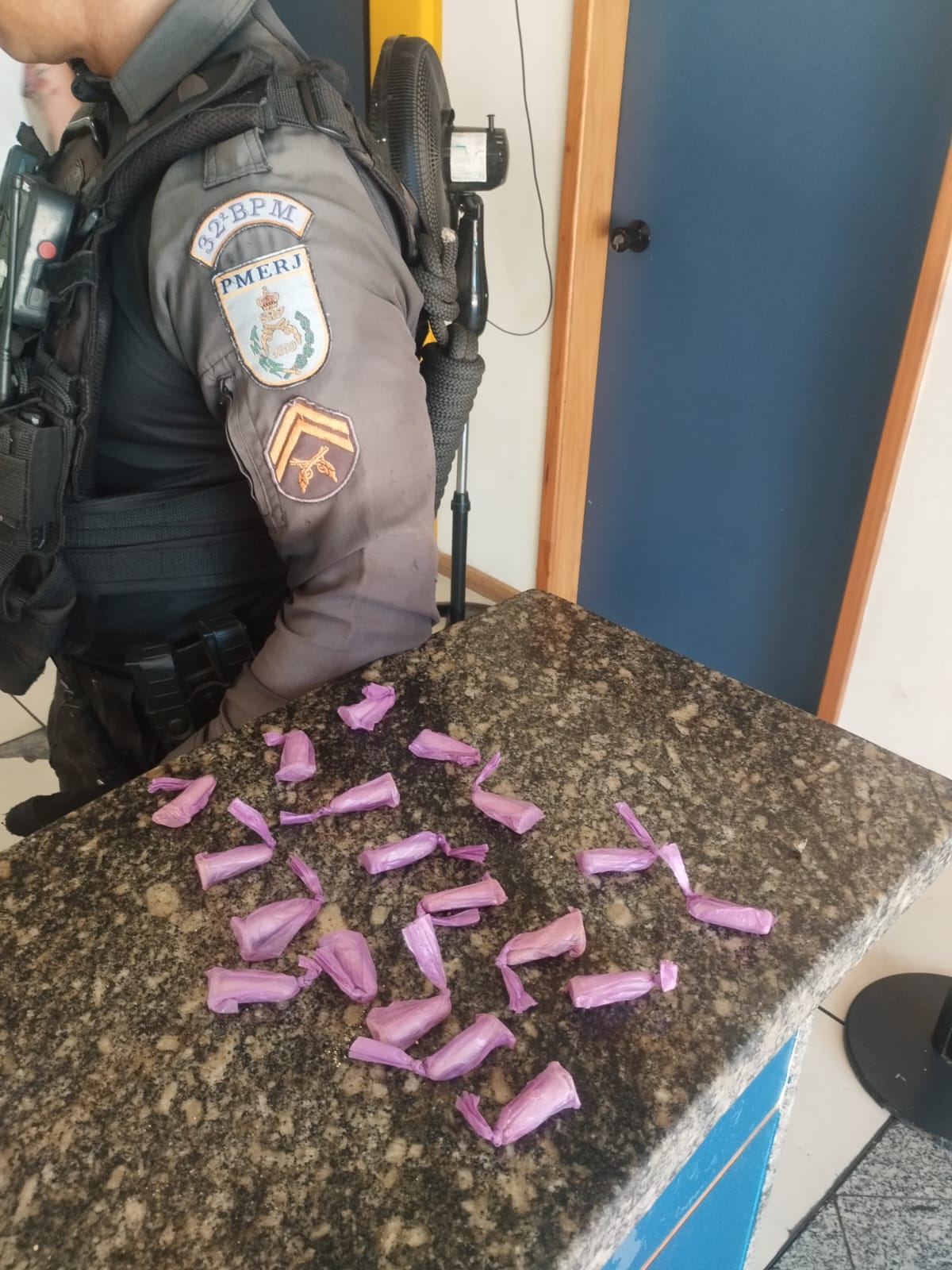 Quissamã: denúncia leva polícia a apreender drogas no bairro Caxias