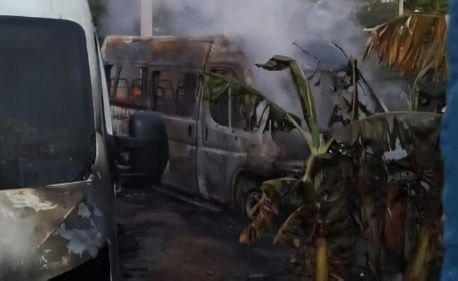 Polícia investiga suspeita de incêndio criminoso em vans de cooperativa em Búzios