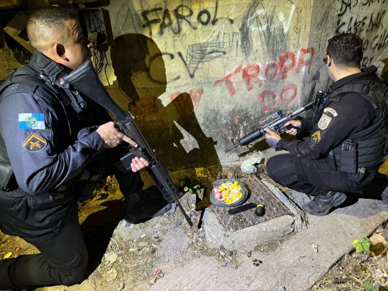 Policiais militares trocam tiros com traficantes no bairro Âncora, em Rio das Ostras 