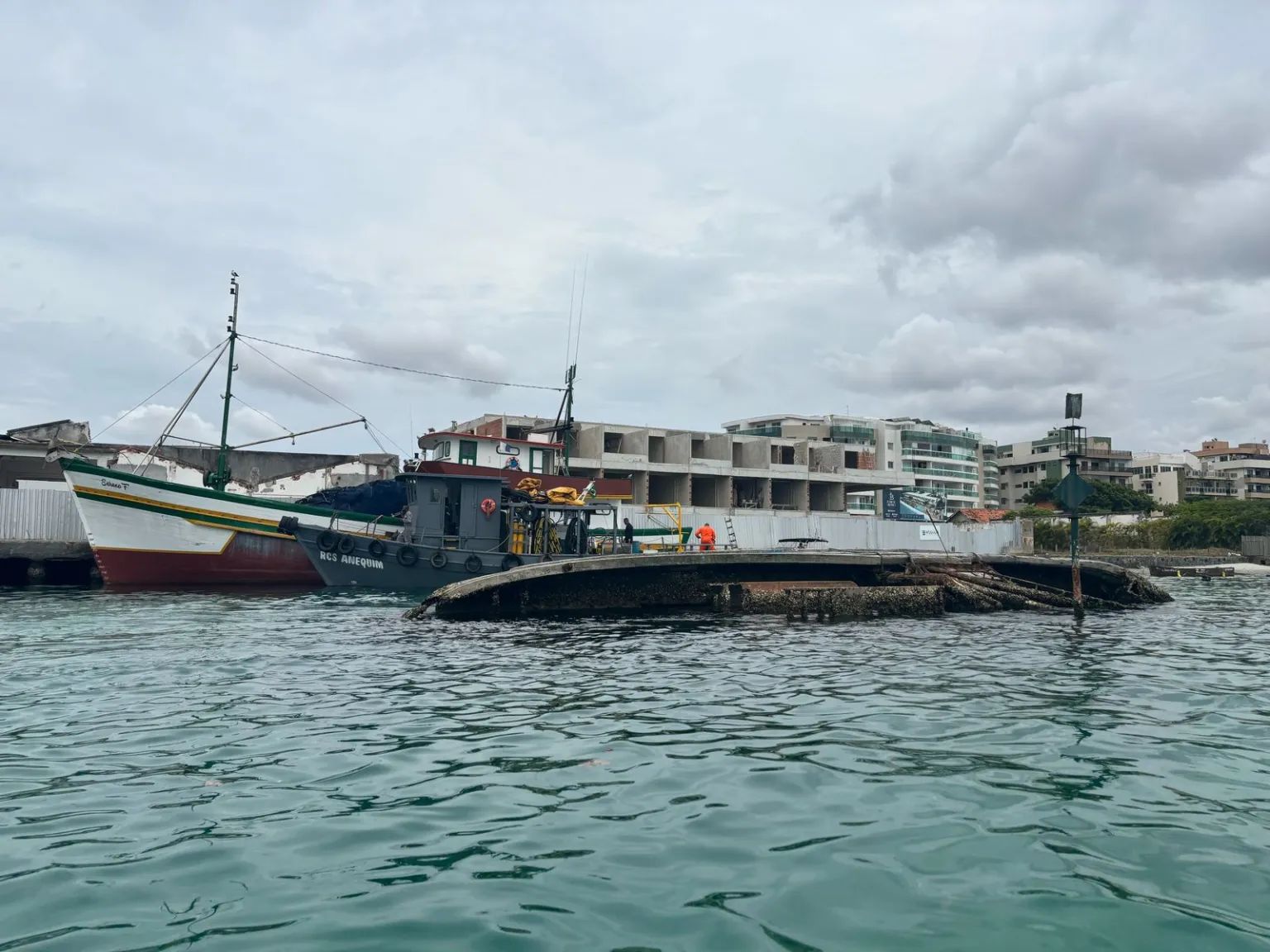 Embarcação abandonada começa a ser retirada em Cabo Frio após anos
