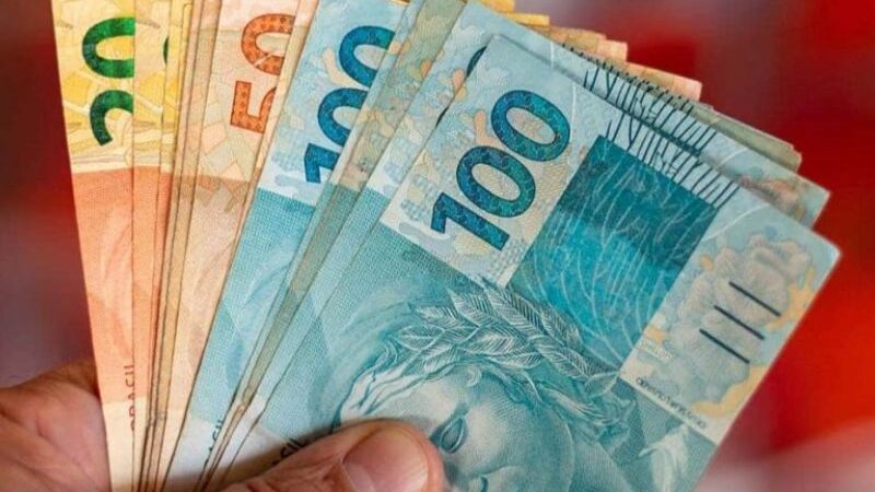 Prefeita de Araruama grava vídeo avisando que salário dos servidores já está na conta