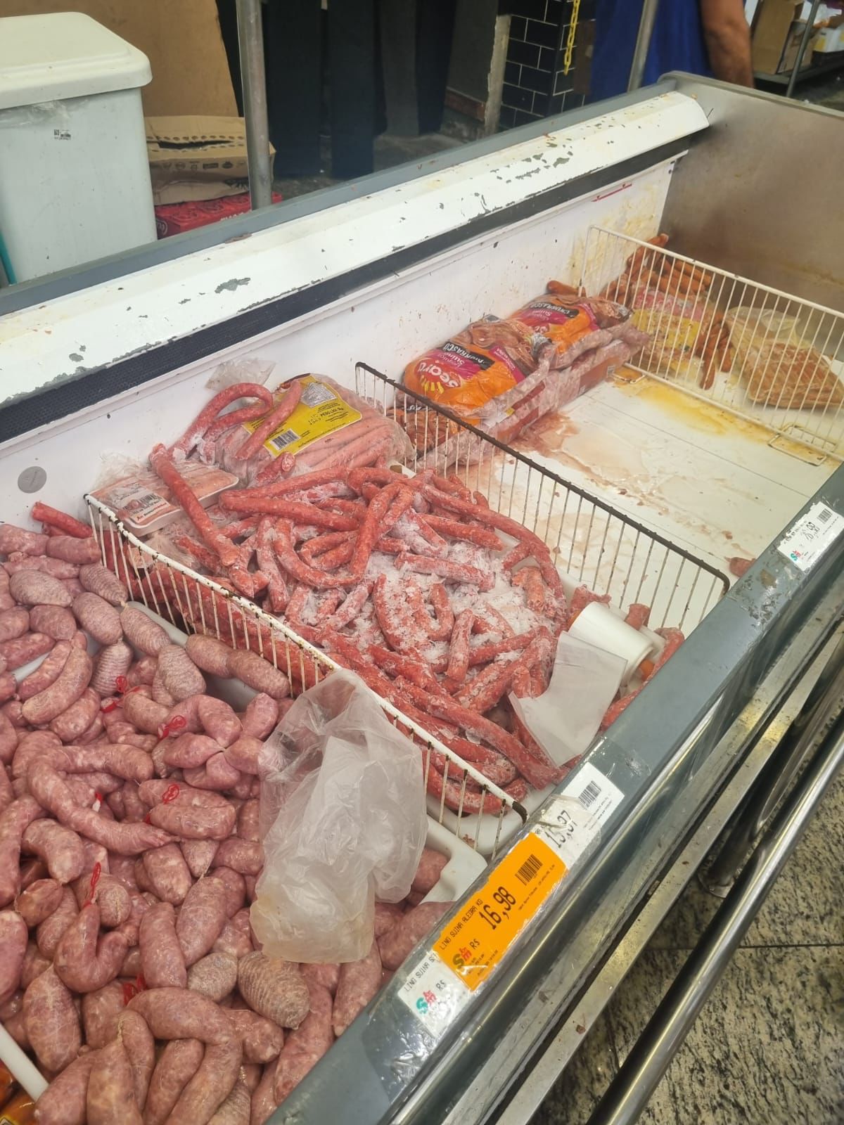 Mais de 180 kg de alimentos impróprios são descartados em fiscalizações em Cabo Frio