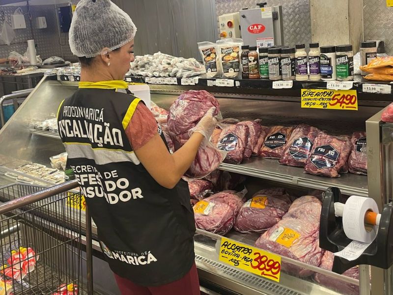 Fiscalização do Procon de Maricá encontra 600 kg de carnes vencidas em supermercado