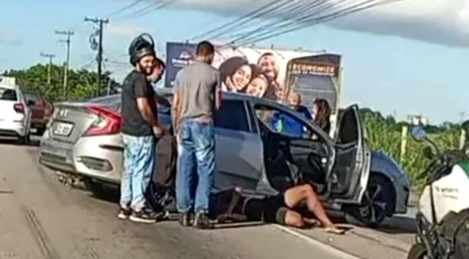 Colisão entre dois veículos em Campos deixa motocicleta com ferimentos graves