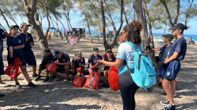 Guarda Mirim de Arraial do Cabo realiza mutirão de limpeza na Praia do Pontal