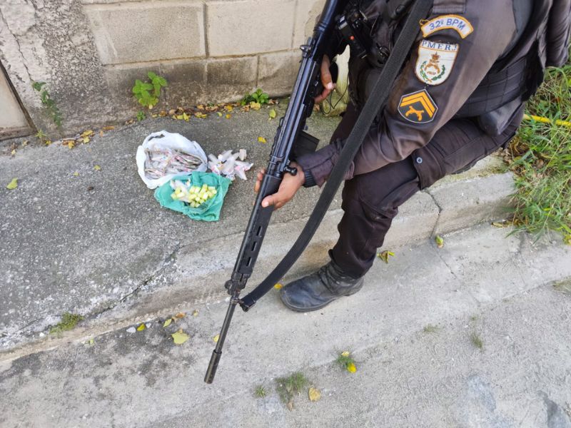 Adolescente vendendo drogas é detido pela PM no Cantinho do Mar, em Rio das Ostras