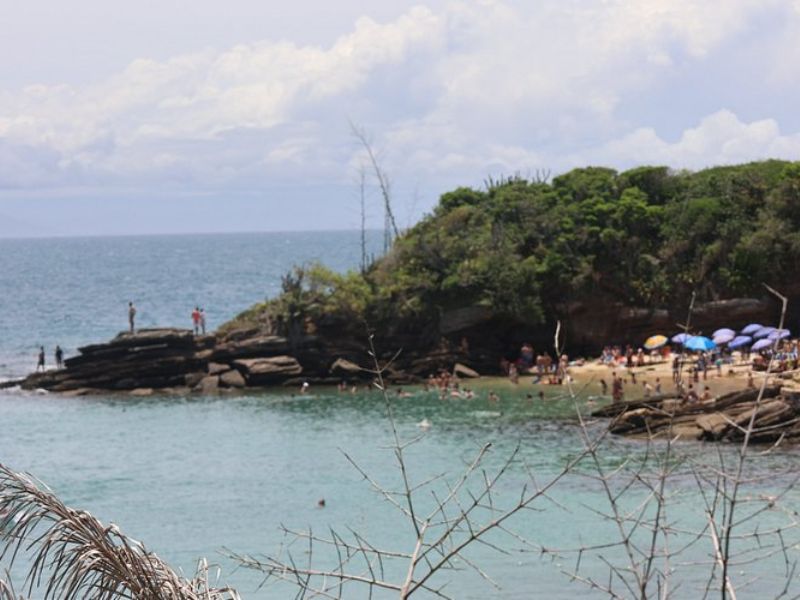 Moradores de Búzios criticam gestão municipal depois de vídeo de pichação na Praia da Azedinha
