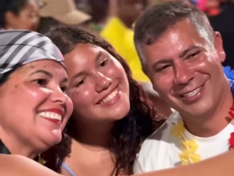 Prefeito de Cabo Frio, Dr. Serginho curte Carnaval no meio da avenida