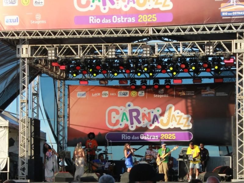 Rio das Ostras tem 1ª noite de Carnaval com shows simultâneos no Centro e na Lagoa de Iriry