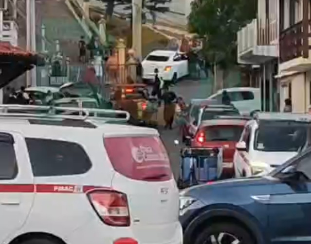 Grupo de pessoas foi atingido por carro que desceu a ladeira sozinho em Arraial