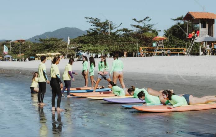 Surfe e empoderamento: evento gratuito incentiva mulheres acima dos 40 anos a pegarem ondas em Cabo Frio