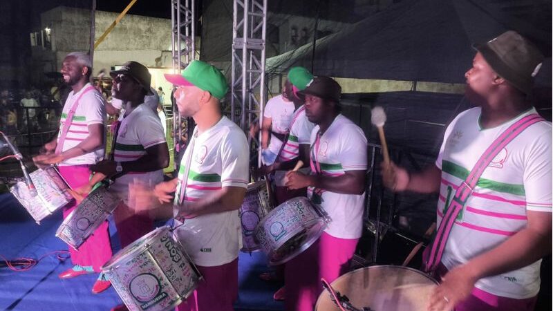 Baterias de Mangueira e Beija-Flor animam início do Carnaval em Arraial do Cabo