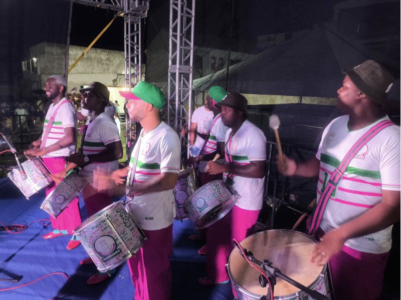 Baterias de Mangueira e Beija-Flor animam início do Carnaval em Arraial do Cabo