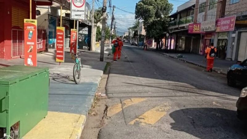 Equipes de limpeza trabalham em Rio das Ostras para garantir higiene e segurança dos foliões