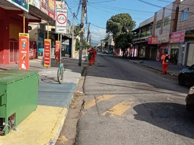 Equipes de limpeza trabalham em Rio das Ostras para garantir higiene e segurança dos foliões